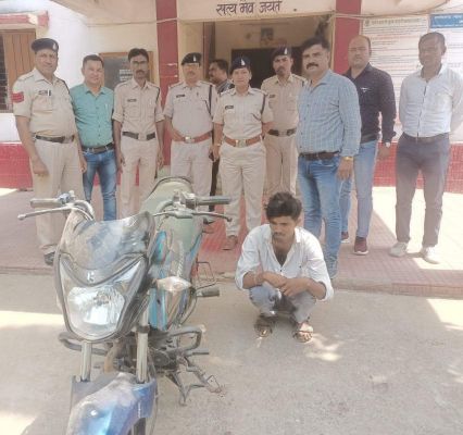चलती बस को रुकवा कर ड्राइवर से मारपीट-लूट, युवक गिरफ्तार