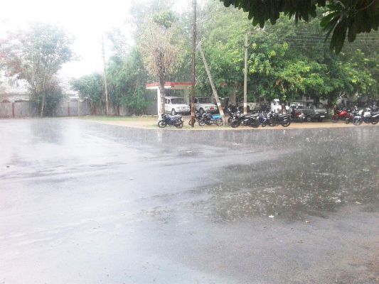 मानसून की आहट, सुबह से बारिश ने किया जनजीवन अस्त-व्यस्त