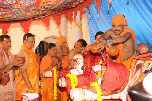 देव स्नान पूर्णिमा पर जगन्नाथ मंदिर में उमड़ी भक्तों की भीड़  