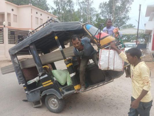 ऑटो के आगे का हिस्सा चलते-चलते उठ गया