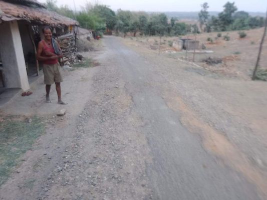 मरम्मत के अभाव में सडक़ जर्जर