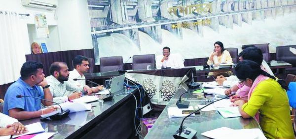 सीईओ ने निगम क्षेत्र के दोनों गोठानों में गोबर खरीदी व खाद बिक्री की कार्ययोजना बनाने कहा