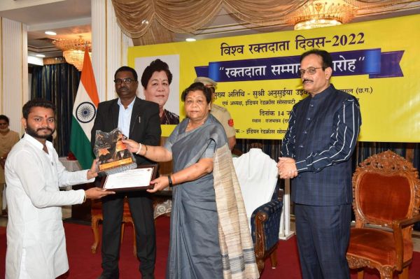 राज्यपाल ने किया शानू को सम्मानित