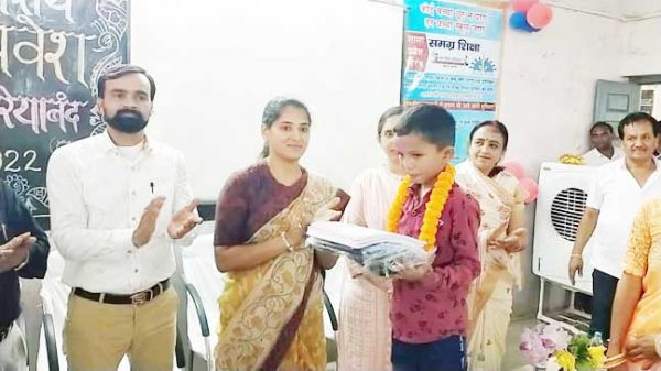 शाला प्रवेश उत्सव:  नवप्रवेशी बच्चों को गणवेश देकर और तिलक लगाकर स्वागत