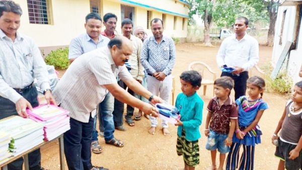 नव प्रवेशी बच्चों को गुलाल लगाकर किया अभिनन्दन