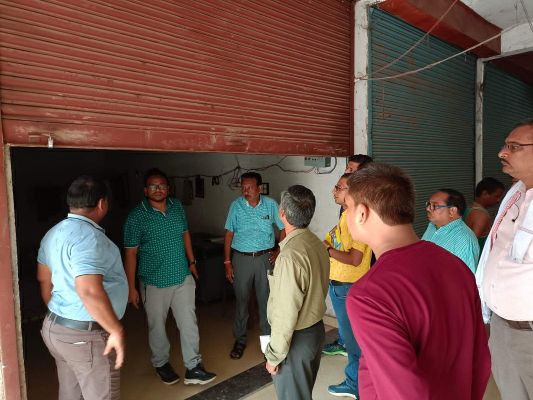 निर्माण कार्यों की धीमी गति देख आयुक्त ने जताई नाराजगी