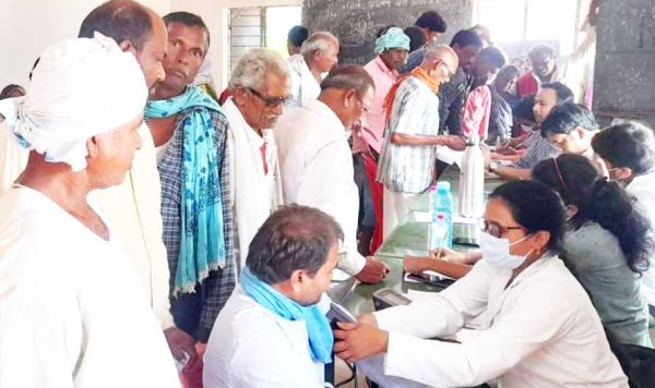 राजीव युवा मितान क्लब ने लगवाया सेमरा में निशुल्क स्वास्थ्य शिविर
