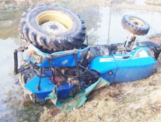 ट्रैक्टर-ट्रॉली नहर नाली में पलटी, मजदूर की मौत, चालक गंभीर