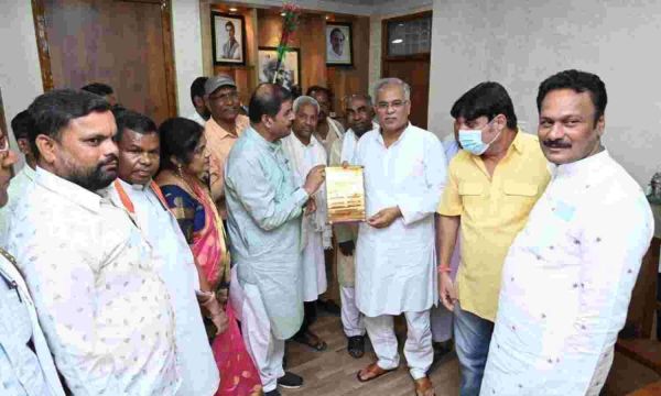 मुख्यमंत्री ने तुपकी चलाकर बस्तर गोंचा महापर्व का न्योता स्वीकार किया