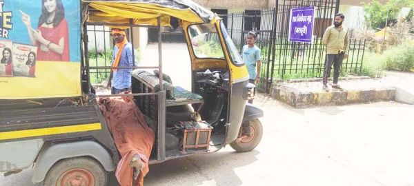 ग्रामीण बैंक परिसर में मिला अज्ञात बुजुर्ग का शव, परिजनों की तलाश 