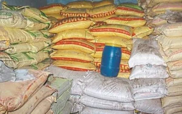 सोसायटियों में खाद की किल्लत, बाजार में आसानी से मिल रही, पर मनमाने दाम पर बेच रहे व्यापारी