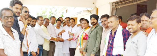 कांग्रेसियों ने किया केंद्र सरकार के विरोध में प्रदर्शन