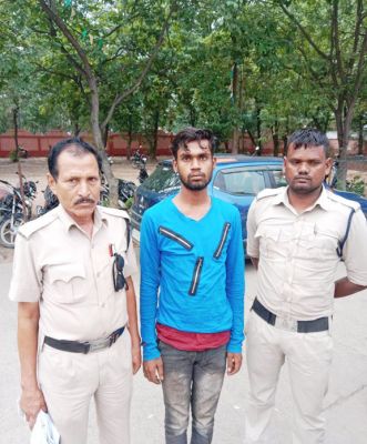 आबकारी टीम की ढाबा में दबिश, शराब के साथ आरोपी गिरफ्तार