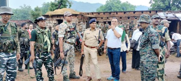 पथरीले रास्तों से होकर बाइक से आईजी-कलेक्टर-एसपी पहुंचे बलरामपुर के नक्सल प्रभावित क्षेत्र पुंदाग