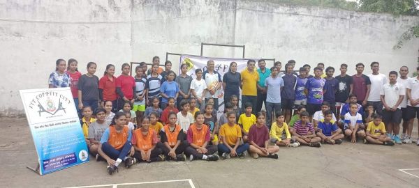 बॉस्केटबॉल संघ और सरगुजा पुलिस अधीक्षक की टीम के बीच मैच खेला गया