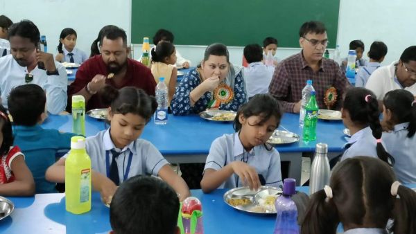 महापौर ने तिलक लगा खिलाई मिठाई, पुस्तकें भेंट कर छात्र-छात्राओं को दिलाया प्रवेश  