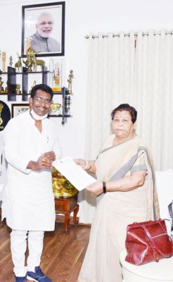 पीएम आवास के दो वर्ष से लंबित अधूरी किस्त का भुगतान कराने राज्यपाल से मिले रोहित