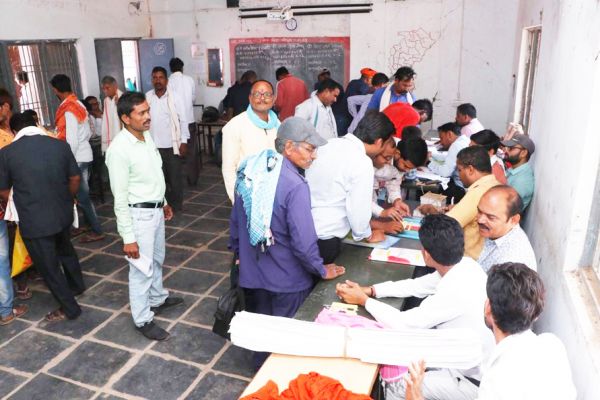 ग्रामीणों के लिए लाभकारी रहा दाढ़ी का जनचौपाल शिविर