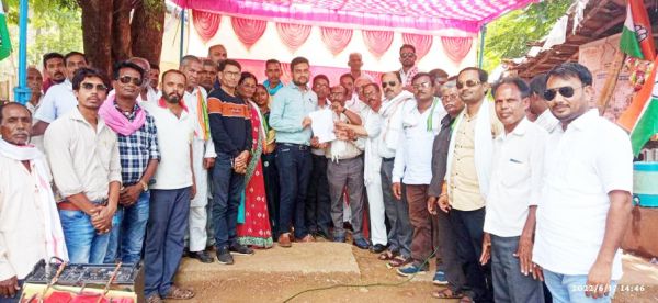 बल प्रयोग के विरोध में कांग्रेसियों ने बोला हल्ला