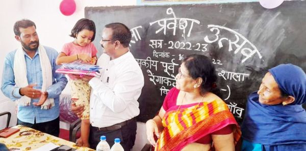 रेंगाकठेरा व टेड़ेसरा स्कूल में मना प्रवेशोत्सव