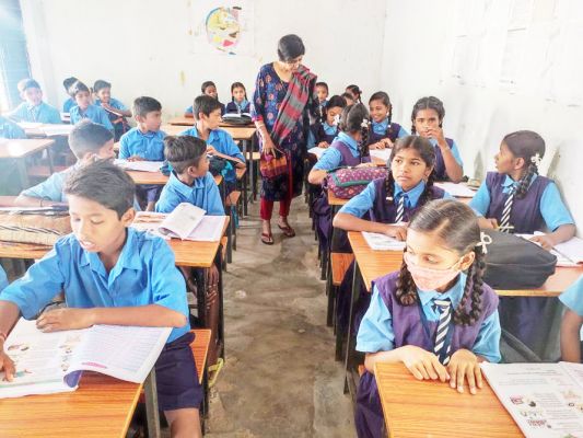 डीईओ ने बच्चों से लिखवाया ब्लैकबोर्ड पर पहाड़ा, अनुपस्थित शिक्षक से मांगा जवाब