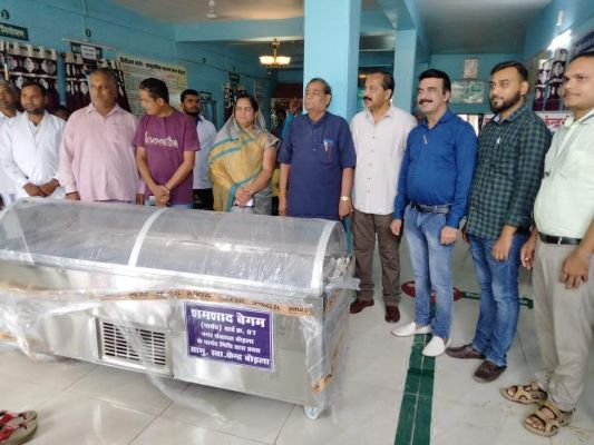 पार्षद निधि से सीएचसी को दिया डीप फ्रीजर व वाटर कूलर