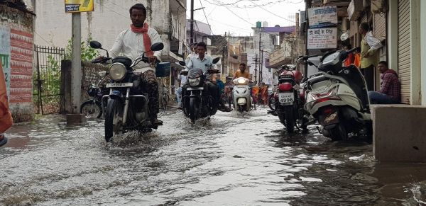 आधे घंटे की बारिश से निचली बस्तियों में भरा पानी, निगम की सफाई की खुली पोल