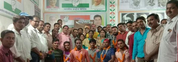 नौ युवकों ने थामा कांग्रेस का हाथ, फूलों से स्वागत