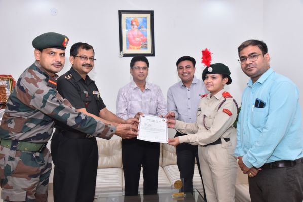 सीवीआरयू की एनसीसी कैडेट्स को मिला बेस्ट कैडेट अवार्ड