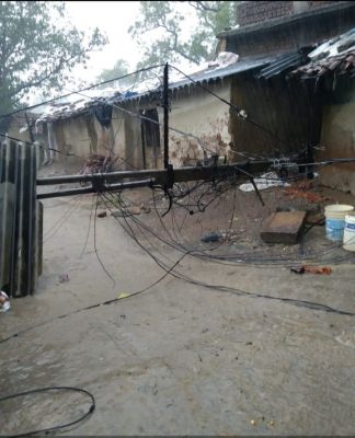 कृष्णा काम्पलेक्स में टॉवर गिरा, कई जगह खंबे गिरे