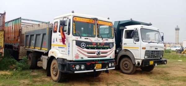 रेत-चूना पत्थर का अवैध भण्डारण और परिवहन, पोकलेन, हाईवा और टिप्पर जब्त