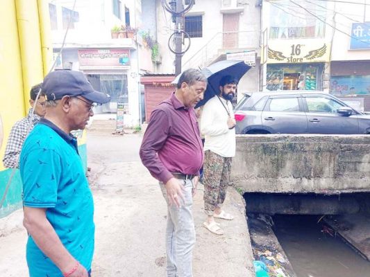 बारिश में आयुक्त ने लिया सफाई व्यवस्था का जायजा