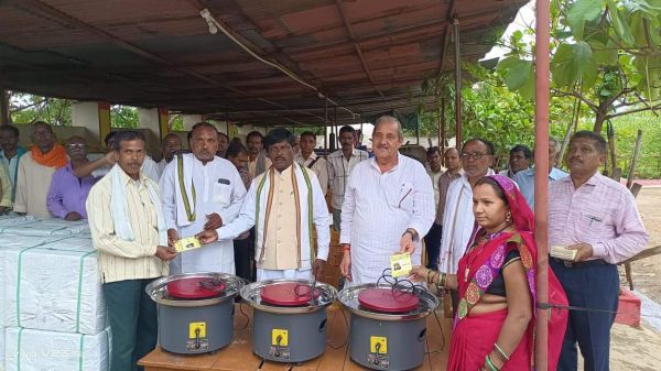तोरला में कुंभकार परिवारों को निशुल्क चाक का वितरण