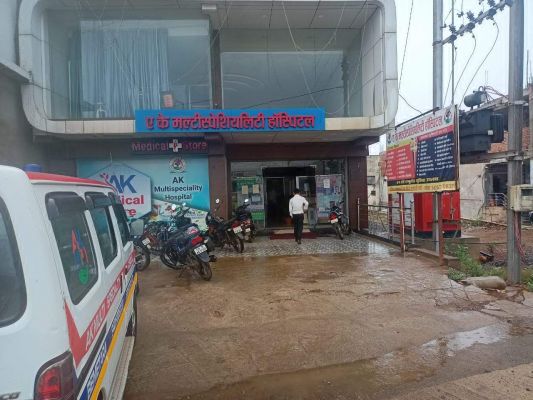 कलेक्टर ने थमाया नोटिस, 3 दिनों में जवाब नहीं देने पर होगी कार्रवाई