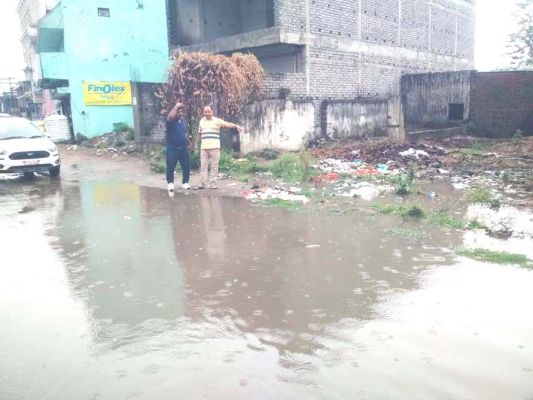 भारी बारिश में निकली महापौर, जाम नालों की कराई सफाई