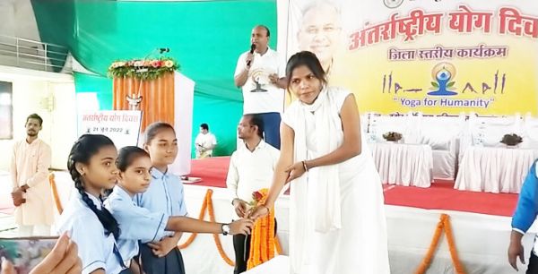 ऊँ मंत्र उच्चारण के साथ शिथलीकरण योगाभ्यास