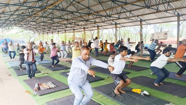 स्कूलों समेत कई जगह पर योगाभ्यास