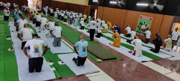 स्वस्थ तन और उत्साहित मन के लिए नियमित करें योग