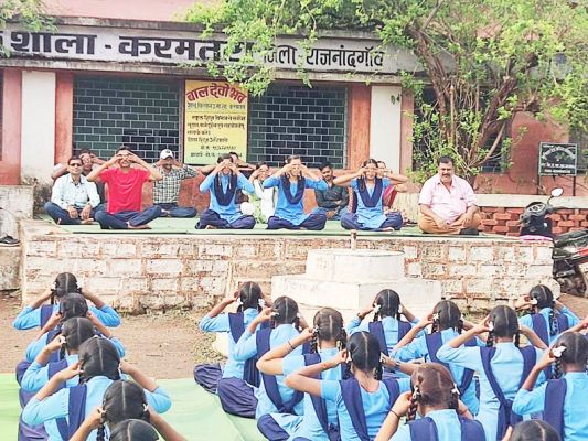 मन, शरीर और आत्मा को जोड़ता है योग