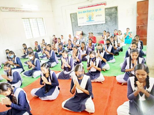 फरसियां स्कूल में योग दिवस मनाया