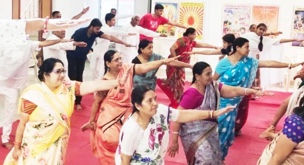 नेता-अफसर के संग लोगों ने भी किया योगाभ्यास