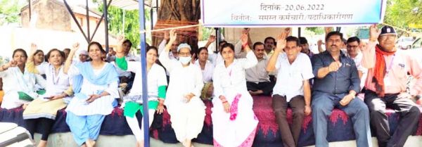 समस्याओं के निराकरण की मांग को ले स्वास्थ्य कर्मियों ने दिया धरना