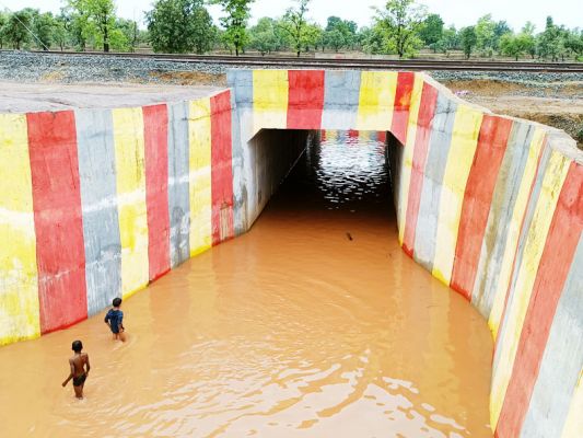 चारपारा रेलवे अंडरब्रिज में भरा पानी, आवागमन बंद