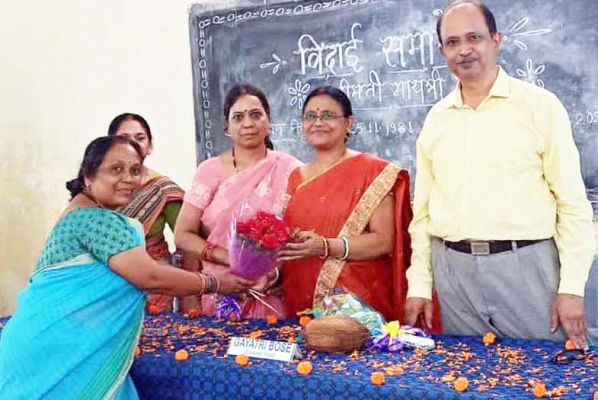 सेवानिवृत्ति शिक्षिका को दी विदाई