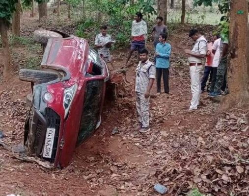 कार पलटने से 3 घायल