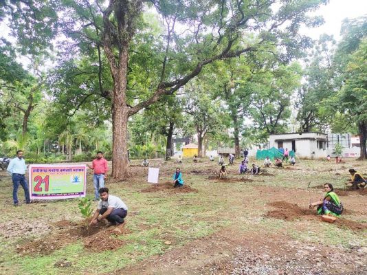 मनरेगा कर्मियों ने एपीओ की बहाली के लिए रोपे फलदार पौधे