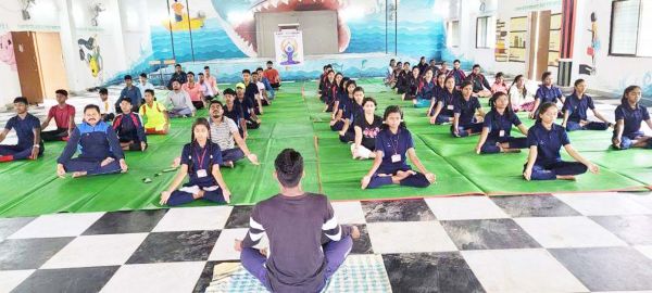 जगह-जगह योगाभ्यास, जनप्रतिनिधियों, अफसर-कर्मियों, बच्चों ने लिया बढ़-चढक़र भाग