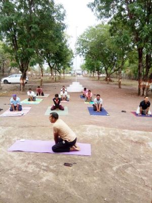 कर्मचारियों ने किया योग