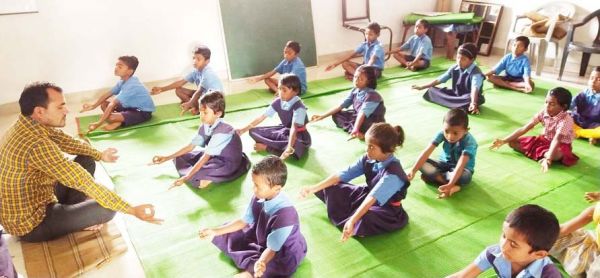 सरईटोला में योग दिवस के साथ शाला प्रवेश उत्सव मनाया