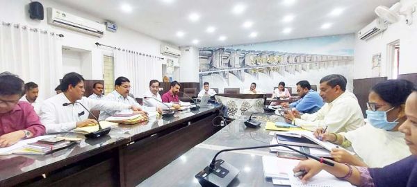 नगरीय निकायों के गोठानों में पड़ा रहता गोबर, कलेक्टर ने अफसरों को दी हिदायत